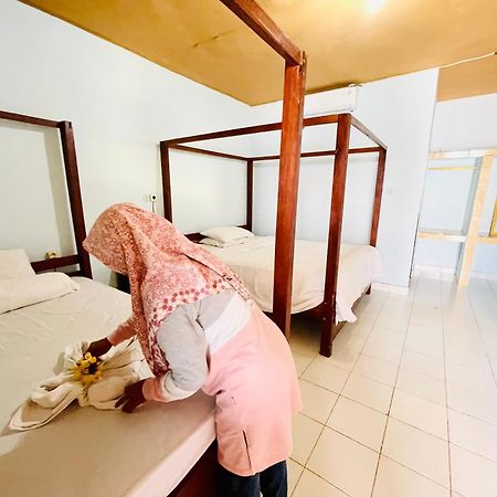 Kurnia Family Homestay & Restaurant! Huu Bagian luar foto